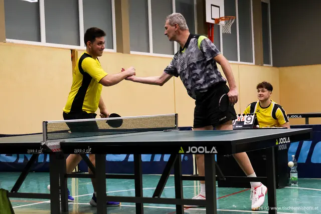 Lukas Gebert-Germ (links) gewann gegen Norbert Reisinger (mitte) zum 1:0 Auftaktsieg - das hätte der Anfang vom erfolgreichen Abend sein sollen. | Foto: Union Horn - Sektion Tischtennis