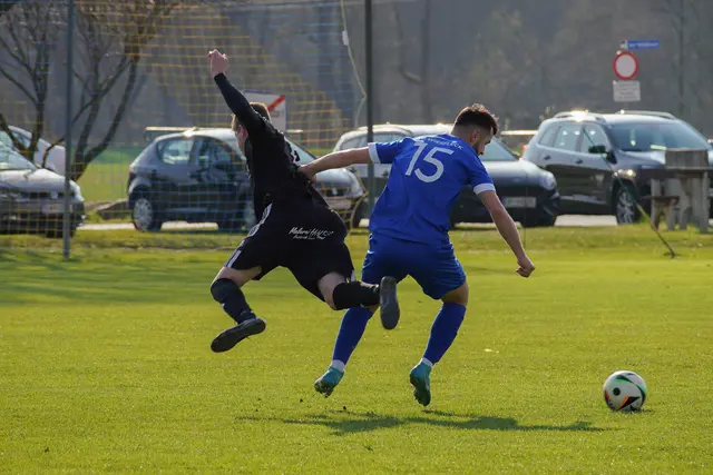 Starke Zweikämpfe zeichneten das Spiel. | Foto: Angelina Kaiser
