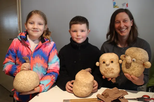 Ein Renner war Theresa Spörrs (r.) Kreativstation. Johanna und Leo stopften freudvoll lustige österliche „Holzköpfe“ aus Hobelspänen.  | Foto: Manfred Jordan