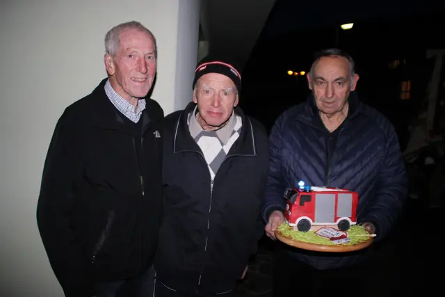 Die beiden Mitglieder der ersten Kemater Feuerwehr Wettbewerbsgruppe Herbert Abfalterer (l.) und Siegfried Ruetz (r.) überreichten ihrem Kommandanten ein süßes Feuerwehrauto. 