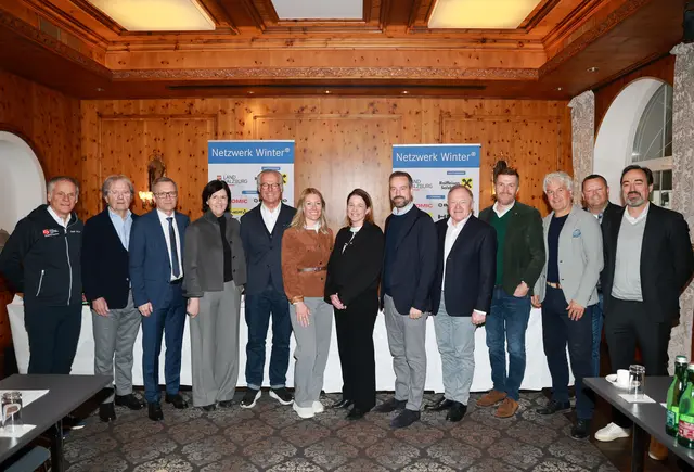  PK „Netzwerk Winter“ 2026
Die Teilnehmerinnen und Teilnehmer der Pressekonferenz mit Landhauptfrau-Stellvertreter Stefan Schnöll | Foto: Franz Neumayr/Netzwerk Winter.