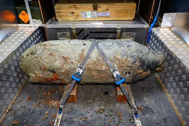 Die Fliegerbombe wurde gegen 20.15 Uhr erfolgreich vom Entminungsdienst entschärft und abtransportiert. | Foto: Fotokerschi
