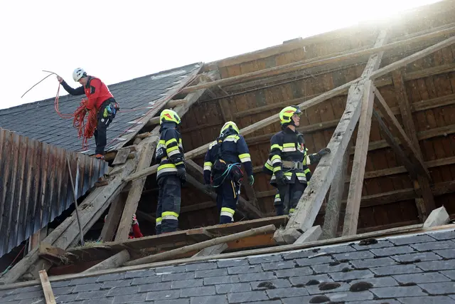 Im Murtal zerstörte der Sturm ein Dach. | Foto: FF/Zeiler