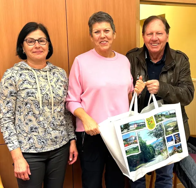 Bürgermeister Matthias Weghofer dankte Dr. Margarita Karner (m.) für ihre Tätigkeit und wünschte der neuen Arbeitskreisleiterin Ulricke Kremser viel Erfolg und alles Gute.  | Foto: Wiesen