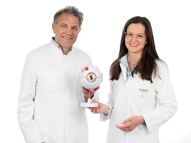 Abteilungsvorstand Yosuf El-Shabrawi und Preisträgerin Carmen Gruzei von der Abteilung für Augenheilkunde und Optometrie im Klinikum Klagenfurt | Foto: KABEG/Hipp