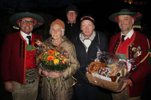 Bürgermeister Klaus Gritsch (r.) Vizebürgermeister Franz Sailer (l.) und Bern Raitmair (Mitte) gratulierten Karl Lang mit Gattin Angelika zu seinem 90er. 