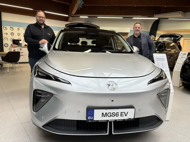 Klaus und Günter Bauer präsentieren ihr Newcomer-Modell. | Foto: MeinBezirk/Gabriela Sommer