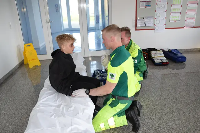 Versorgung der Verletzten durch das Grüne Kreuz  | Foto: MeinBezirk/Josef Strohmeier