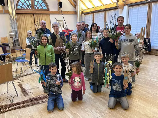Palmbuschenbinden bringt Generationen zusammen