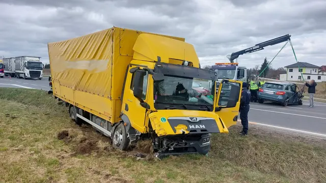 Der LKW geriet rechts von der Fahrbahn ab und landete ebenfalls schwer beschädigt im Straßengraben.  | Foto: Feuerwehr Waidhofen/Thaya