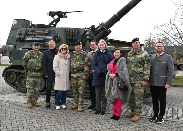 Oster-Empfang beim Aufklärungs- und Artilleriebataillon 3: Christian Habersatter, Franz und Andrea Pichler, Hans-Peter Hohlweg, Andreas Minnich, Gerlinde Draxler, Herta Margarete Habsburg-Lothringen, Georg Härtinger und Erich Stubenvoll.

