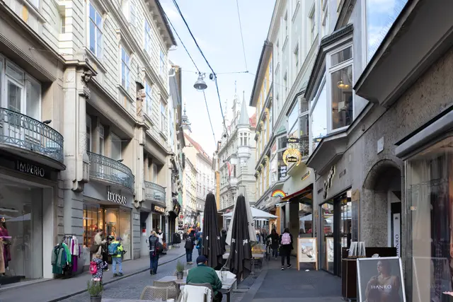 Das Lokal unter dem Regenbogen verschwindet ab Mittwoch aus der Sporgasse.  | Foto: Konstantinov