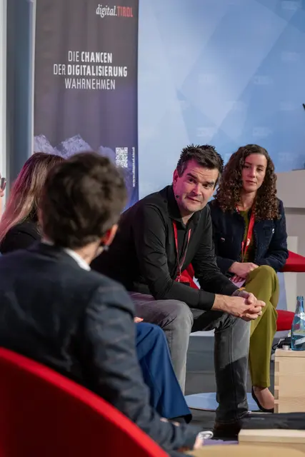 Unter dem Motto „KI verstehen &amp; KI nutzen“ stand der digital.tirol Impulstag, der Keynotes und Paneldiskussionen bot. | Foto: Standortagentur Tirol
