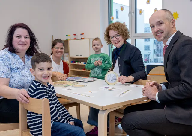 Kindergartenleiterin Elisabeth Reischer, Muhammed Adem Gevsek, Carina Berthold (OeNB), Mark-Florin Chis, Familien-Landesrätin Christiane Teschl-Hofmeister und OeNB Direktor Josef Meichenitsch | Foto: NLK Filzwieser