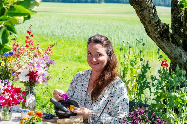 Kräuterexpertin macht altes Kräuterwissen lebendig