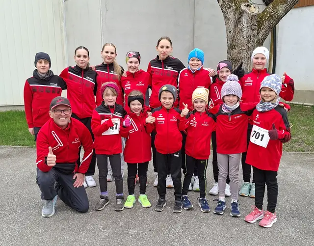 Obm. Kloimwieder mit seinen jungen AthletInnen | Foto: LC Neufurth
