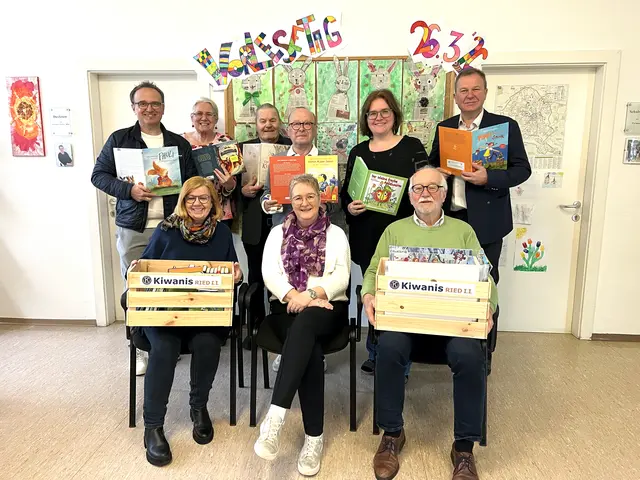 Kiwanis-Club Männer als Lesevorbilder