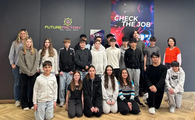 Schülerinnen und Schüler der 3b-Klasse der MS Pinkafeld mit den Lehrerinnen Lisa Rath (l.) und Bettina Reisenhofer (r.) | Foto: WKB