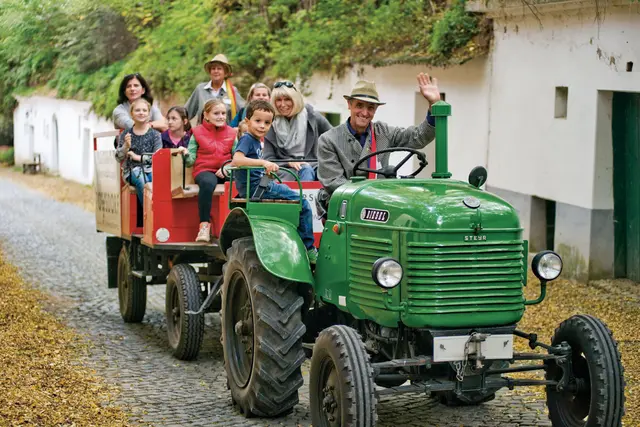 Vielfältige Perspektiven auf das Weinviertel: Das Buch vereint Vergangenheit und Gegenwart. | Foto: Michael Loizenbauer