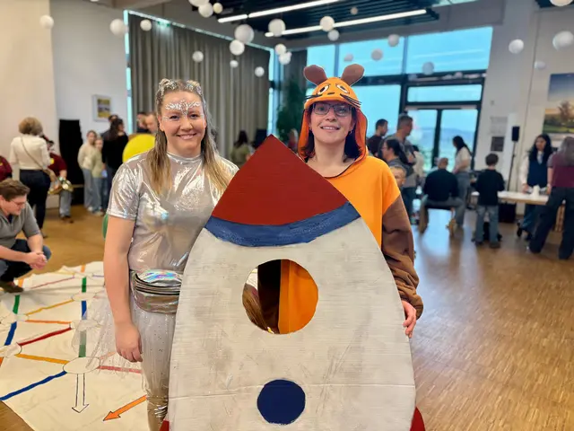 Bernadette Quirtner als Alien und Christine Weinkopf als Maus. | Foto: Markus Kahrer