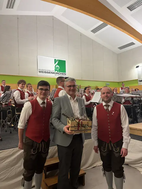 Solist Sebastian Kritzinger, Komponist Johann Lohninger und Kapellmeister Florian Wageneder (v.l.). | Foto: Musikkapelle Weißenkirchen