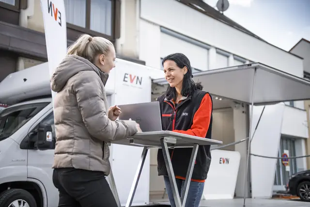 Interessierte können sich bei der EVN-Bustour über die neuen Stromtarife informieren. | Foto: Raimo Rumpler