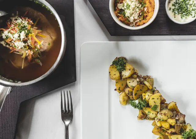 In der Genussherberge Langwies steht eines im Mittelpunkt: ehrlicher Geschmack, präzise Handwerkskunst und die tiefe Verbundenheit zur österreichischen Wirtshauskultur. | Foto: Langwies