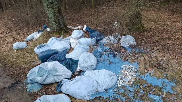 Säckeweise an Poolbeschichtung und Fliesen wurden im Unterfrauenhaider Wald entsorgt. | Foto: Daniel Trenker