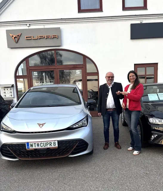 Geschäftsführer Alois Holas mit Teamleiterin von MeinBezirk Waidhofen Kerstin Freisleben und dem Cupra Born e-Boost. | Foto: Alice Freisleben