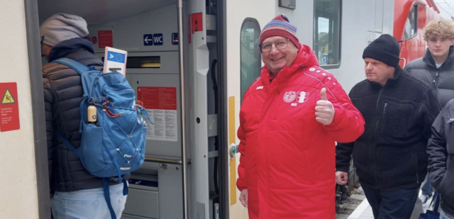 Pensionist Michael Schwayda fährt Auto nur sparsam und nutzt für regelmäßige Fahrten nach Wien die Bahn. | Foto: Markus Kahrer