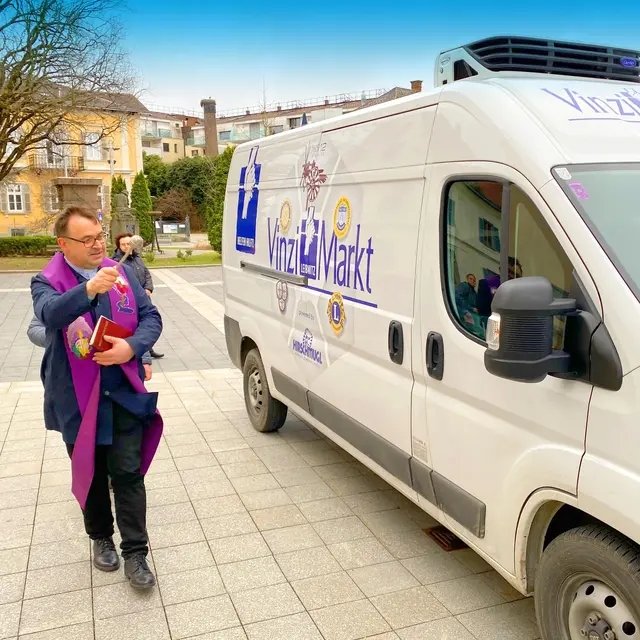 Der neue Kühlwagen wurde von Pfarrer Anton Neger gesegnet. | Foto: Der Markendenker