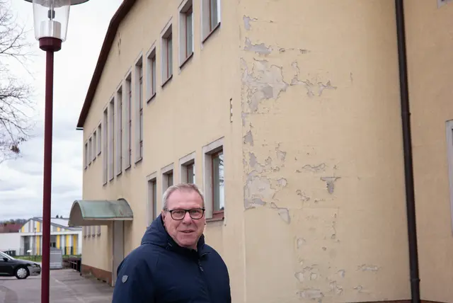 Die Schulfassade benötigt dringend eine Schönheitskur