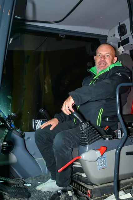 Baggerfahrer Johann Kalick entdeckte damit bereits zum dritten Mal im Lauf seines Arbeitsleben einen Blindgänger. | Foto: Fotokerschi