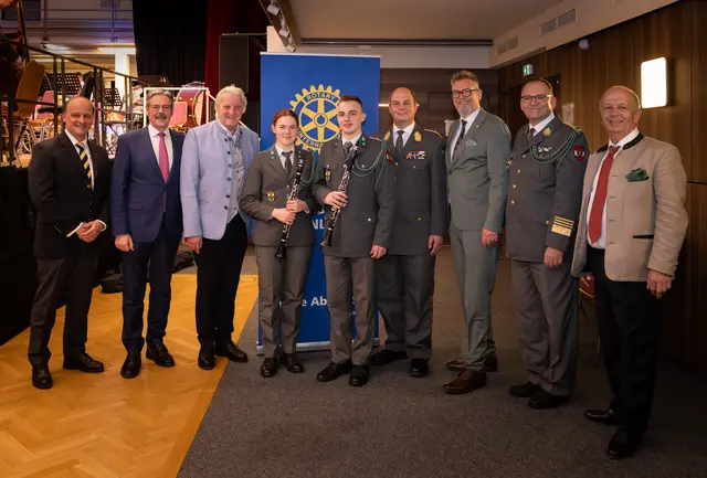 Michael Darthé, Rotary Club (RC); Generalmajor der Miliz Erwin Hameseder; Bürgermeister Alfred Babinsky; Soldat/in mit Militärkommandant Georg Härtinger, RC Präsident Gerhard Tschugguel-Tramin; Militärkapellmeister Adi Obendrauf; RC Sekretär Johannes Niedermayer. | Foto: Rotary Club Hollabrunn