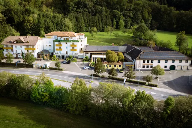 Der großzügige Outdoor-Bereich mit Eventwiese bietet zahlreiche Möglichkeiten | Foto: Stockinger