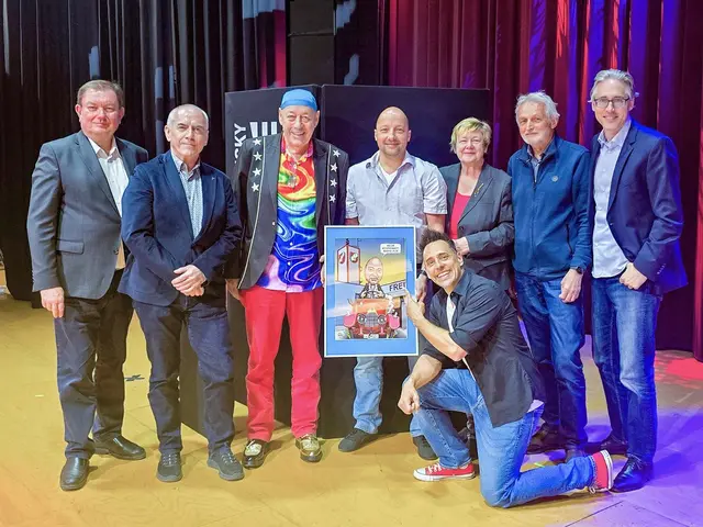 Bgm. Herbert Janschka, Andreas Stur (WETgruppe), Karrikaturist Reini Buchacher, ehem. Feuerwehrkommandant Walter Wistermayer, GRin Gaby Janschka, GR Werner Heindl, 1. Vize-Bgm. Norman Pigisch und Tricky Niki. | Foto: Marktgemeinde Wiener Neudorf