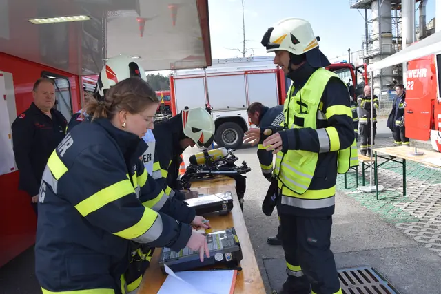 Auffüllen der Atemschutzflaschen | Foto: MeinBezirk/Josef Strohmeier