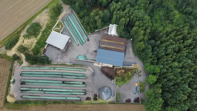 Durch die Umbaumaßnahmen präsentiert sich das Betriebsgelände in Hohenzell nun im neuen Look. Grünschnittannahme (rechts unten) und Verkauf sind nun baulich getrennt. | Foto: Innkompost