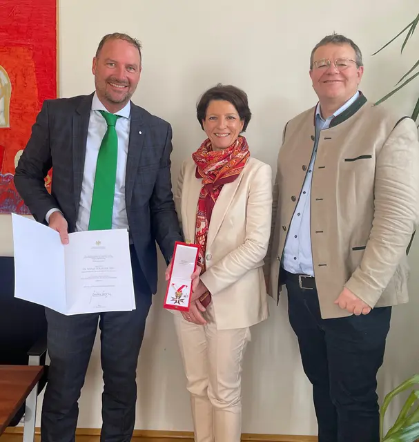 Goldenes Ehrenzeichen für Notar Dr. Michael Pogacar, MBL