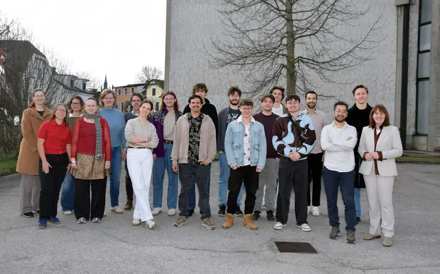Bürgermeisterin Silvia Drechsler (rechts) mit den Studierenden und ihren Begleiter:innen bei der Kirche Herz Jesu.
 | Foto: Bernhard Garaus