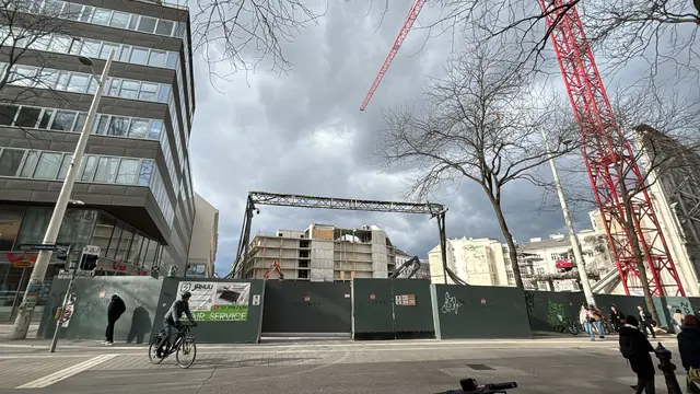 Nach dem fast vollendeten Abriss wird dort in rund drei Wochen mit den Bauarbeiten für den Neubau begonnen. | Foto: Mathias Kautzky/MeinBezirk