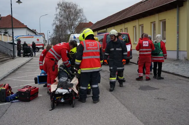 Zusammenspiel geübt: Feuerwehr mit Rotem Kreuz. | Foto: Tüchler/Poisinger