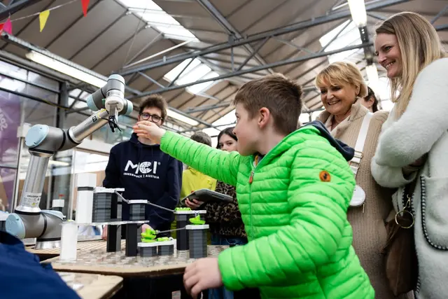 Kindern zwischen sechs und zwölf Jahren wurden beim Kids Innovation Day im Glashaus beim DEZ spielerisch Technik, Forschung und Kreativität nähergebracht. | Foto: Thomas Steinlechner / Tiroler Sparkasse