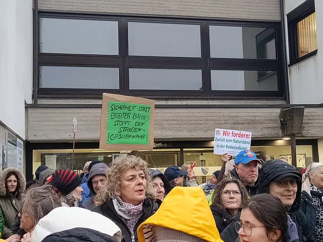 Vor dem Gemeindeamt wurde demonstriert.