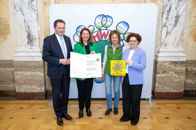 Bundesminister Norbert Totschnig, Nationalparkdirektorin Edith Klauser, Ursula Graber (ehem. Bereichsleiterin Besucher &amp; Kommunikation im Nationalpark Donau-Auen) und Elisabeth Zehetner, Staatssekretärin für Energie, Startups und Tourismus (v.l.). | Foto: Rene Hemerka