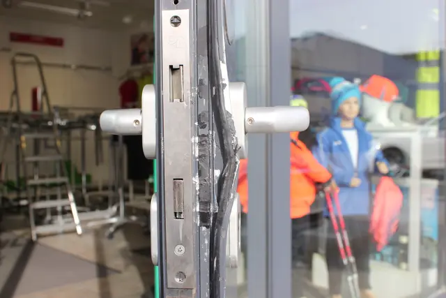 Unbekannter bricht in Klagenfurter Modegeschäft ein