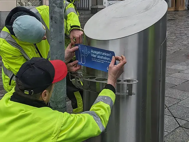 Derzeit gibt es an 17 Mülleimern in Linz sogenannte Pfandringe. Leergebinde kann dort einfach abgestellt und von Pfandsammler:innen einfach entnommen werden. | Foto: Stadt Linz/Ahoi