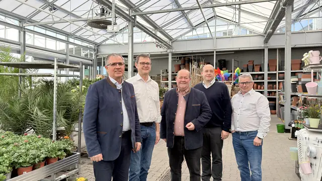 Geschäftsführer Alfred Hiller, Spartenleiter Haus und Garten und Standortleiter Thomas Eigner, Obmann Ing. Adolf Mechtler, Lagerhaus-Franchise-Gebietsbetreuer Thomas Weigl, Geschäftsführer Reinhard Thürr (v.l.). | Foto: Lagerhaus Weinviertel Ost