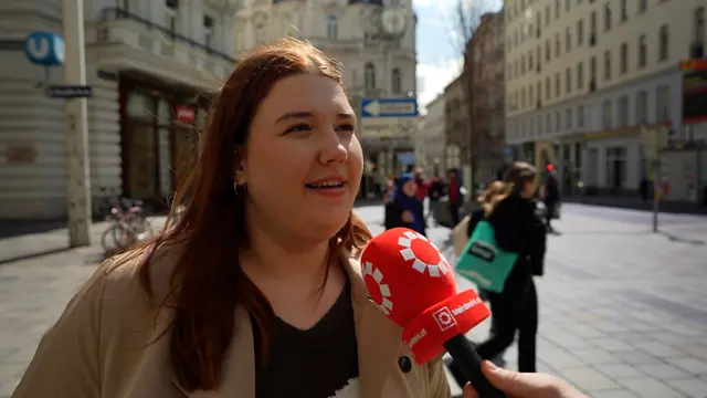 Eine große Befürworterin des neuen Gesetzes ist Sandra (18). Sie hat in der Vergangenheit selber schlechte Erfahrungen mit Social Media gemacht. | Foto: Sade Jerabek / MeinBezirk