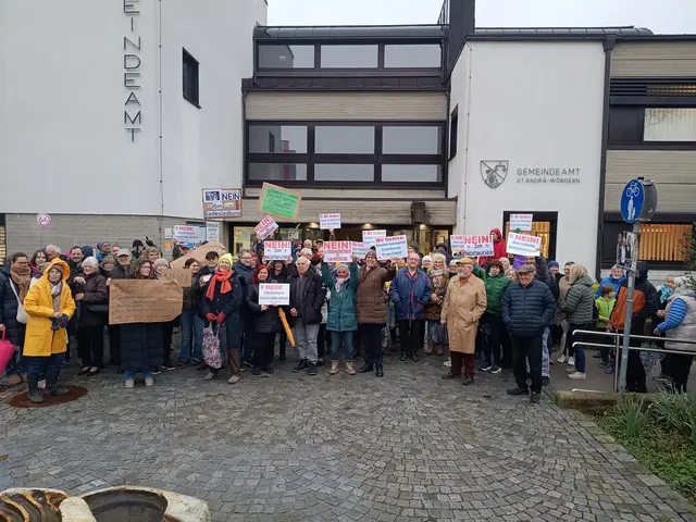 Vor der öffentlichen Sitzung des Gemeinderates fand eine Kundgebung der Badesiedler statt, um Stimmung gegen die geplante Änderung von Raumordnung und Bebauungsplan zu machen. 